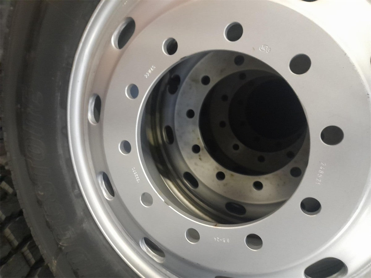 325/95R24 162K Michelin X MULTI Z TOPIC M+S ALL POSITION Inkl Stål Volvo fälg (Bild på fälg)